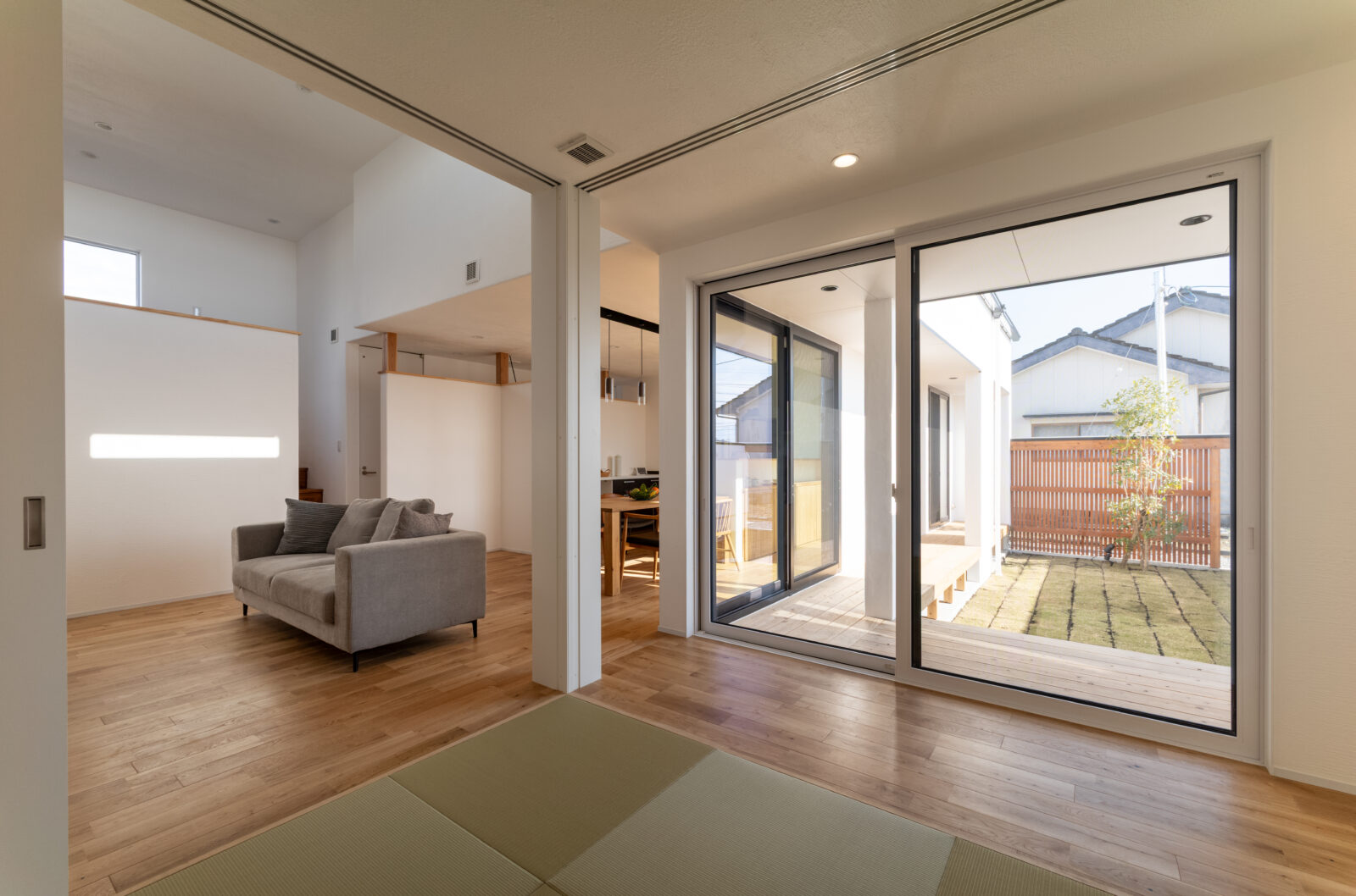 夜風を感じる中庭と、心静かに趣味に没頭する大人の秘密基地。上質な時間を味わう和モダンの邸宅 写真