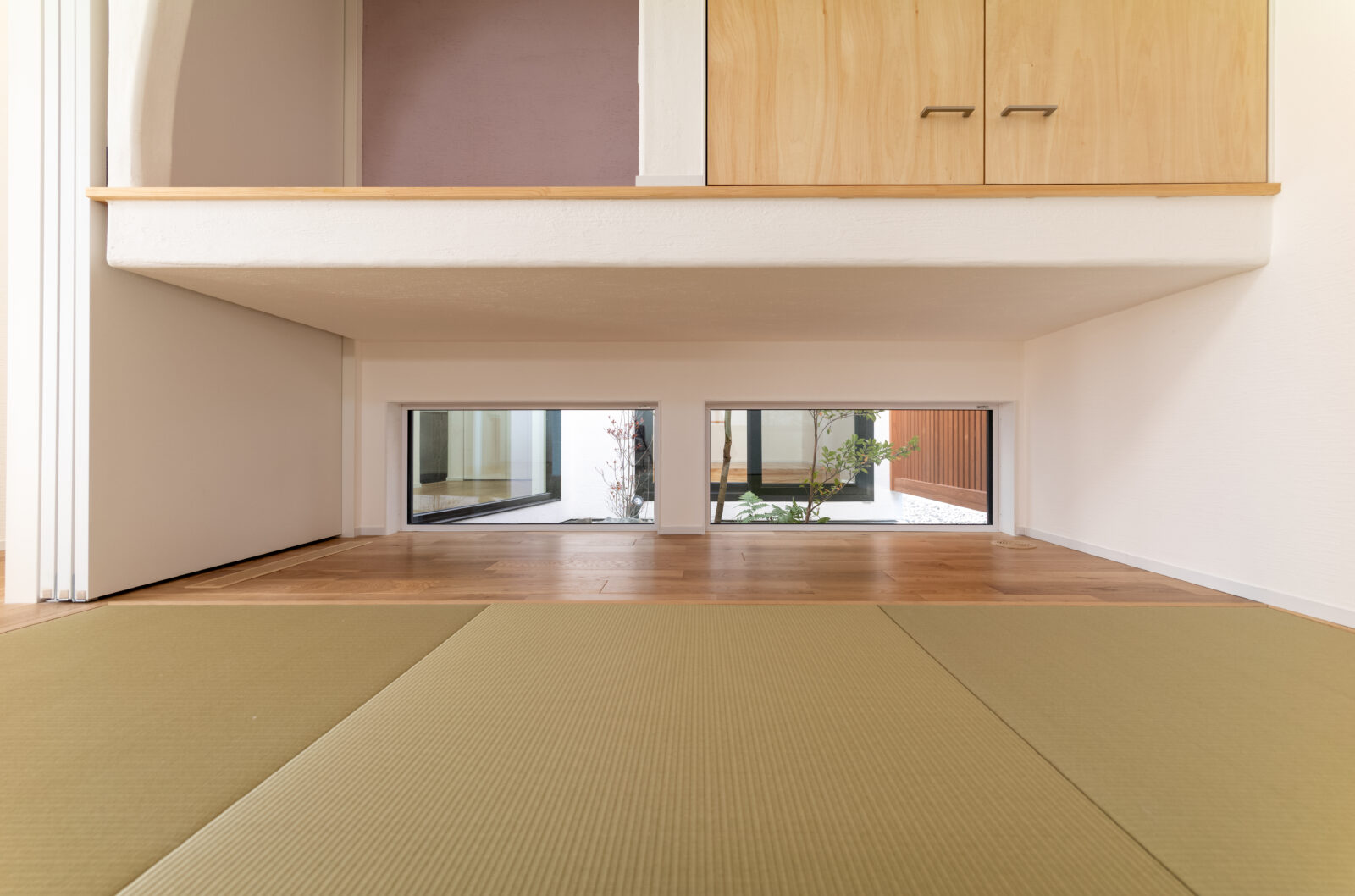 夜風を感じる中庭と、心静かに趣味に没頭する大人の秘密基地。上質な時間を味わう和モダンの邸宅 写真