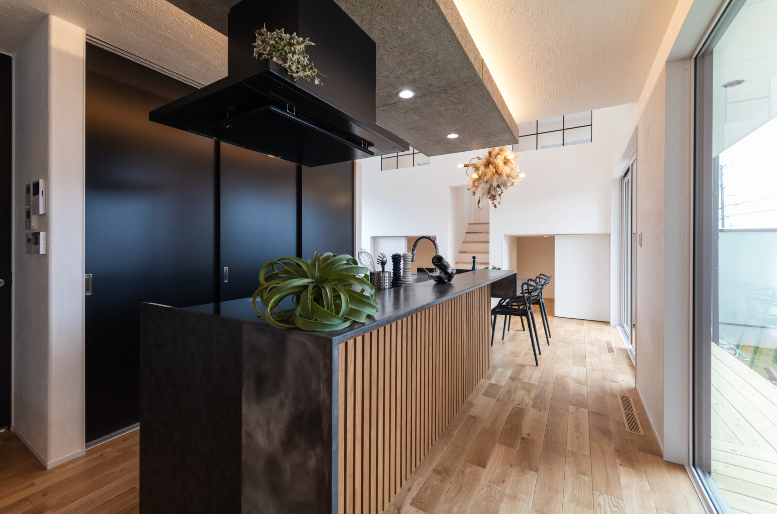 【宮崎の注文住宅】 ガレージハウス｜リビングから愛車を眺める究極の平屋｜70坪の平屋 写真