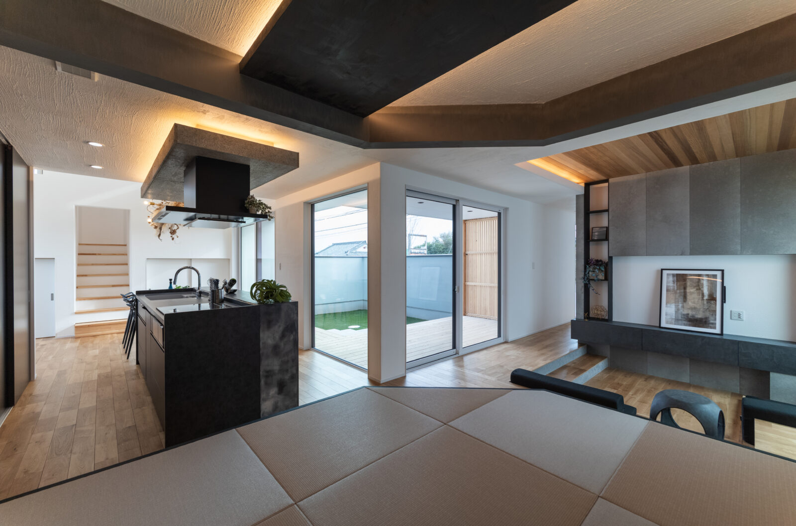 【宮崎の注文住宅】 ガレージハウス｜リビングから愛車を眺める究極の平屋｜70坪の平屋 写真