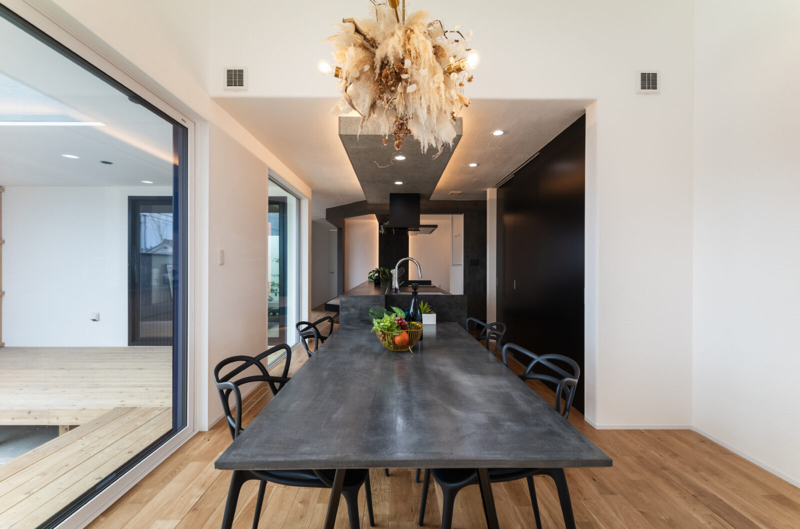 【宮崎の注文住宅】 ガレージハウス｜リビングから愛車を眺める究極の平屋｜70坪の平屋 写真