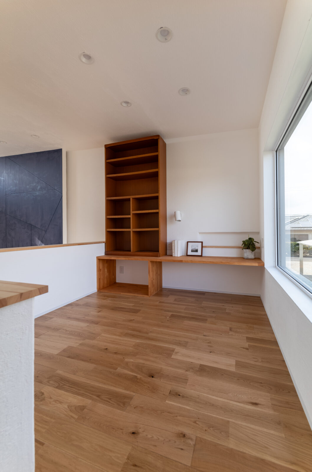 夜風を感じる中庭と、心静かに趣味に没頭する大人の秘密基地。上質な時間を味わう和モダンの邸宅 写真