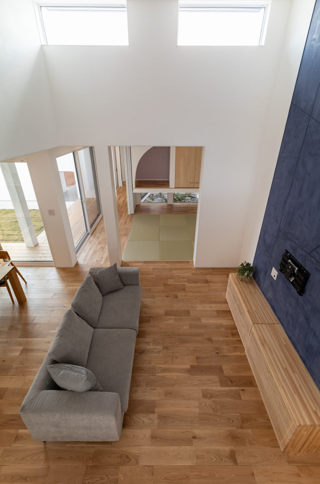 夜風を感じる中庭と、心静かに趣味に没頭する大人の秘密基地。上質な時間を味わう和モダンの邸宅 写真