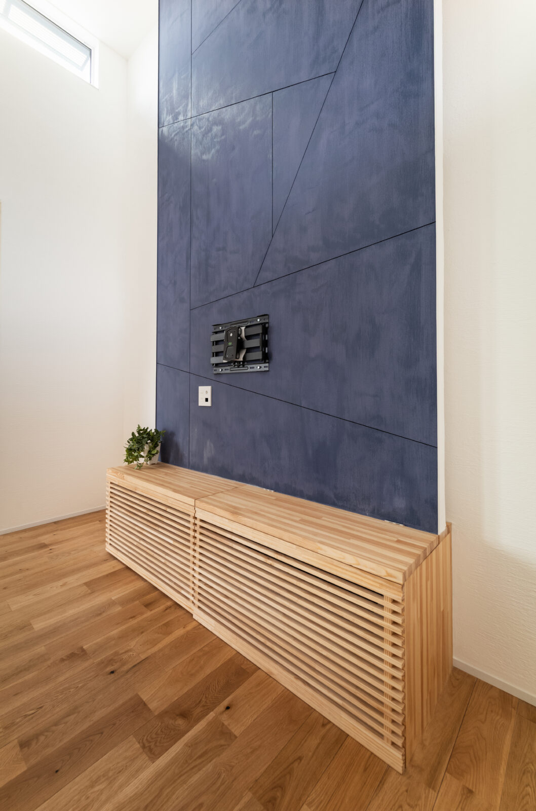 夜風を感じる中庭と、心静かに趣味に没頭する大人の秘密基地。上質な時間を味わう和モダンの邸宅 写真