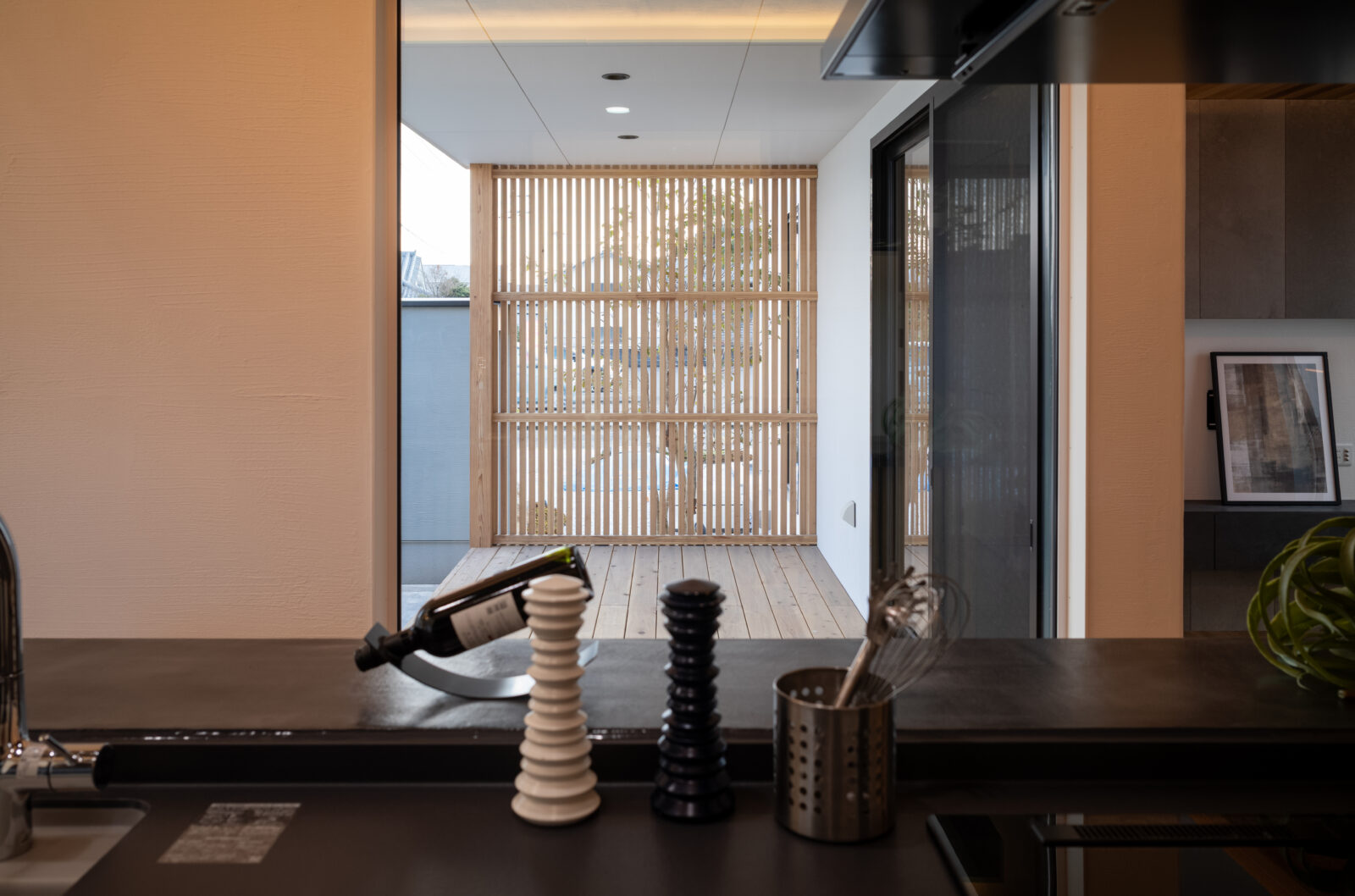 【宮崎の注文住宅】 ガレージハウス｜リビングから愛車を眺める究極の平屋｜70坪の平屋 写真