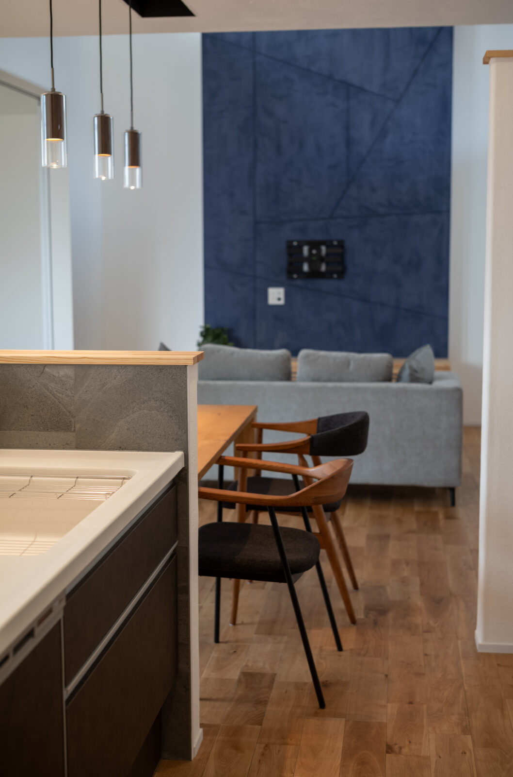 夜風を感じる中庭と、心静かに趣味に没頭する大人の秘密基地。上質な時間を味わう和モダンの邸宅 写真