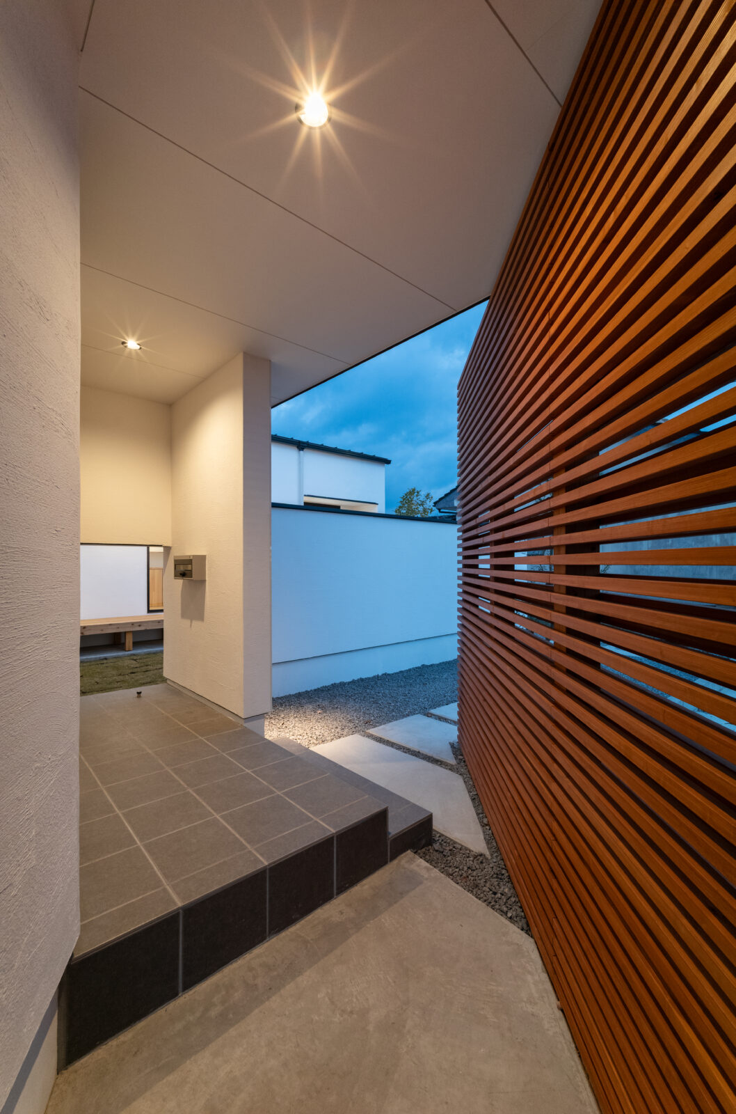 夜風を感じる中庭と、心静かに趣味に没頭する大人の秘密基地。上質な時間を味わう和モダンの邸宅 写真