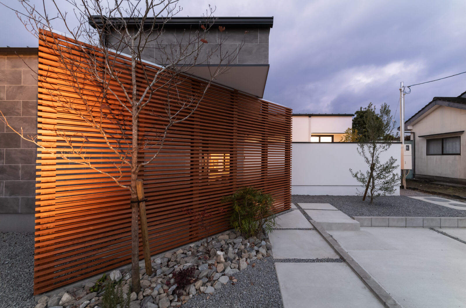 夜風を感じる中庭と、心静かに趣味に没頭する大人の秘密基地。上質な時間を味わう和モダンの邸宅 写真