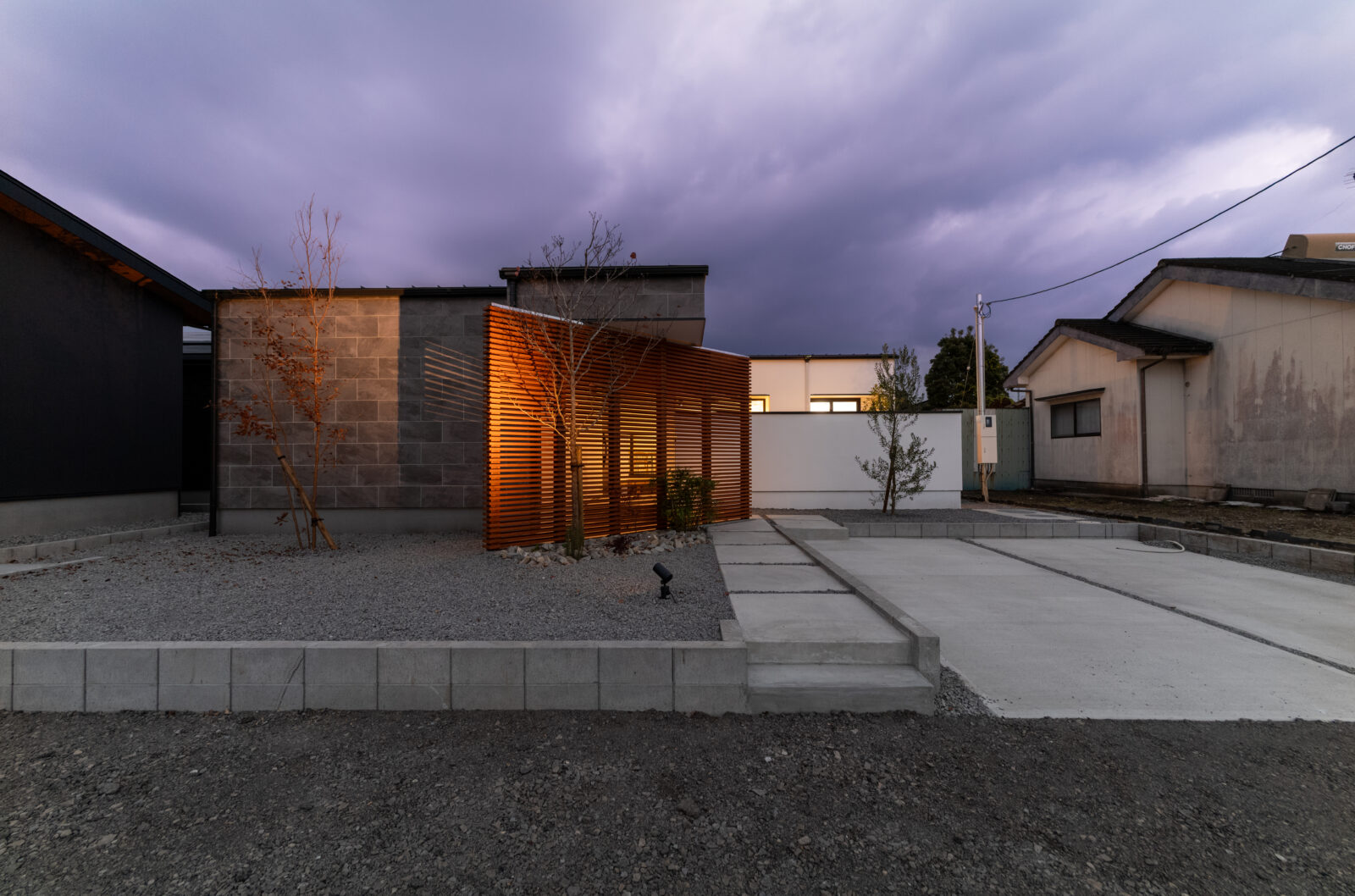 夜風を感じる中庭と、心静かに趣味に没頭する大人の秘密基地。上質な時間を味わう和モダンの邸宅 写真