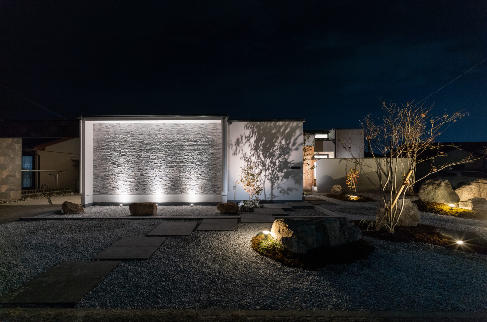 【宮崎の注文住宅】 ガレージハウス｜リビングから愛車を眺める究極の平屋｜70坪の平屋 写真