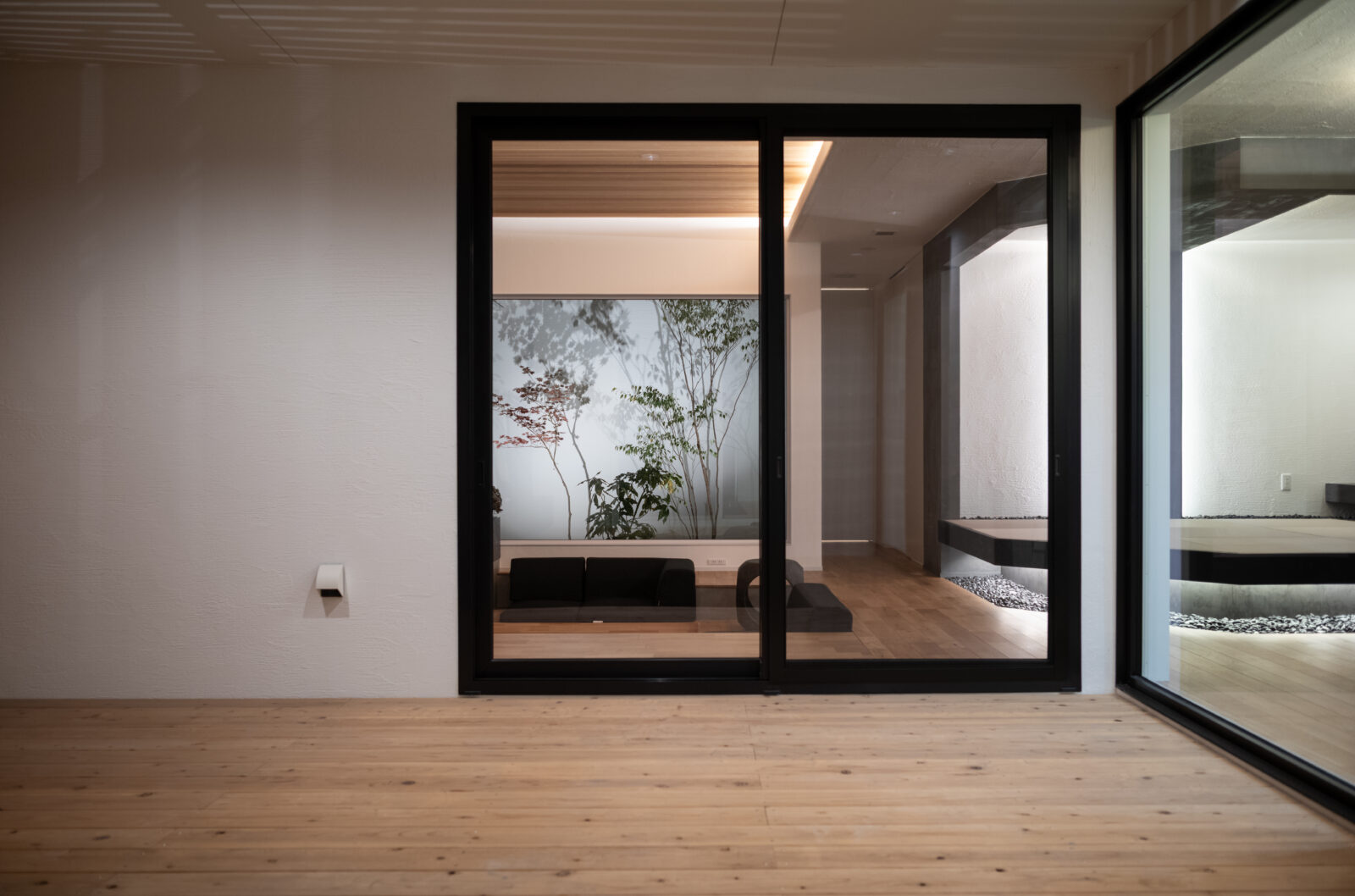 【宮崎の注文住宅】 ガレージハウス｜リビングから愛車を眺める究極の平屋｜70坪の平屋 写真