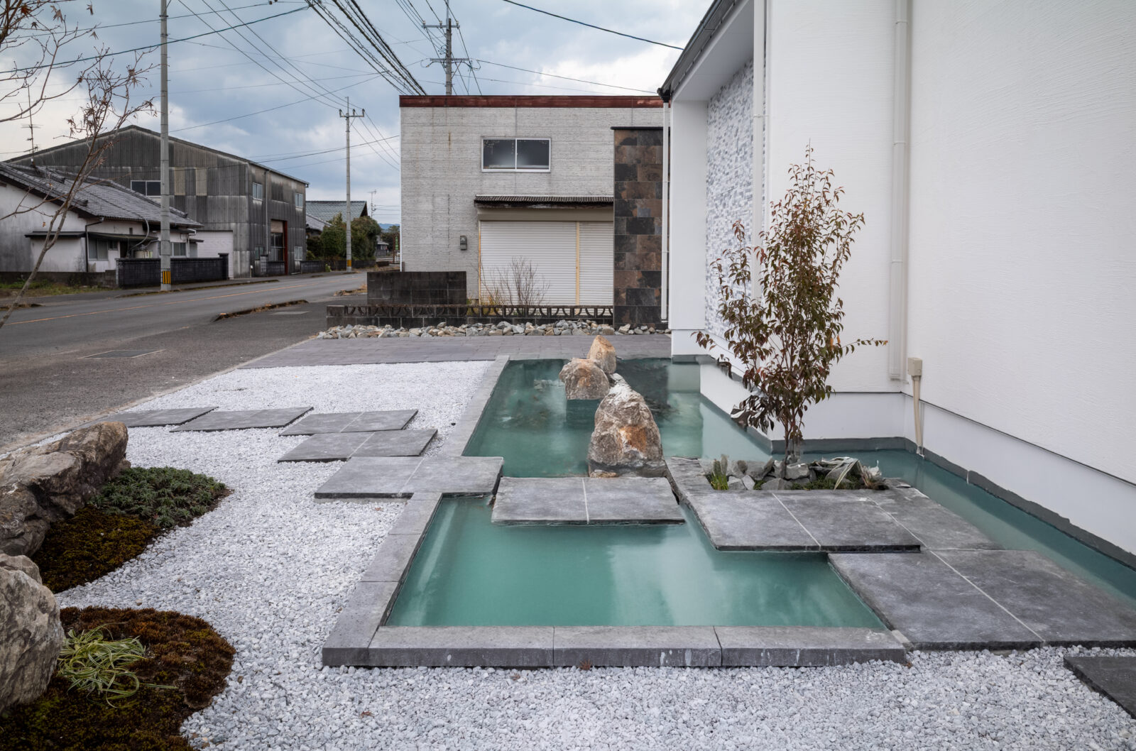 【宮崎の注文住宅】 ガレージハウス｜リビングから愛車を眺める究極の平屋｜70坪の平屋 写真