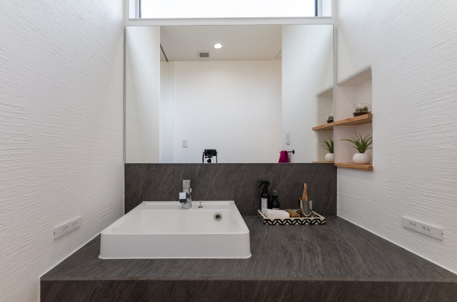 【宮崎の注文住宅】 ガレージハウス｜リビングから愛車を眺める究極の平屋｜70坪の平屋 写真