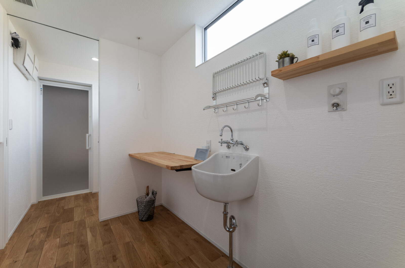 【宮崎の注文住宅】 ガレージハウス｜リビングから愛車を眺める究極の平屋｜70坪の平屋 写真