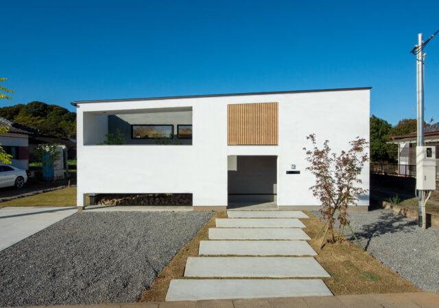 空と緑を切り取る美しい白壁の平屋。光と心地よい余白に包まれて暮らす住まい