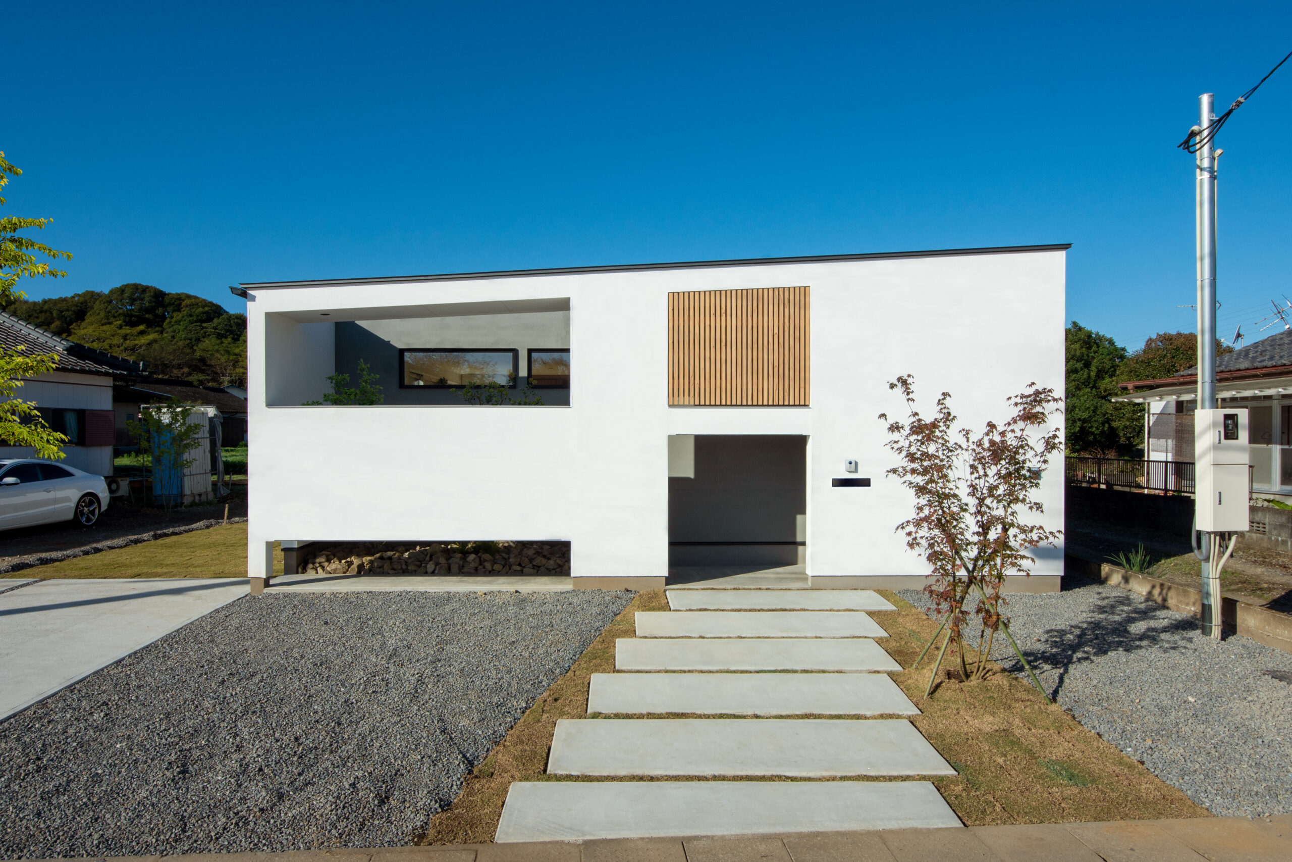 空と緑を切り取る美しい白壁の平屋。光と心地よい余白に包まれて暮らす住まい