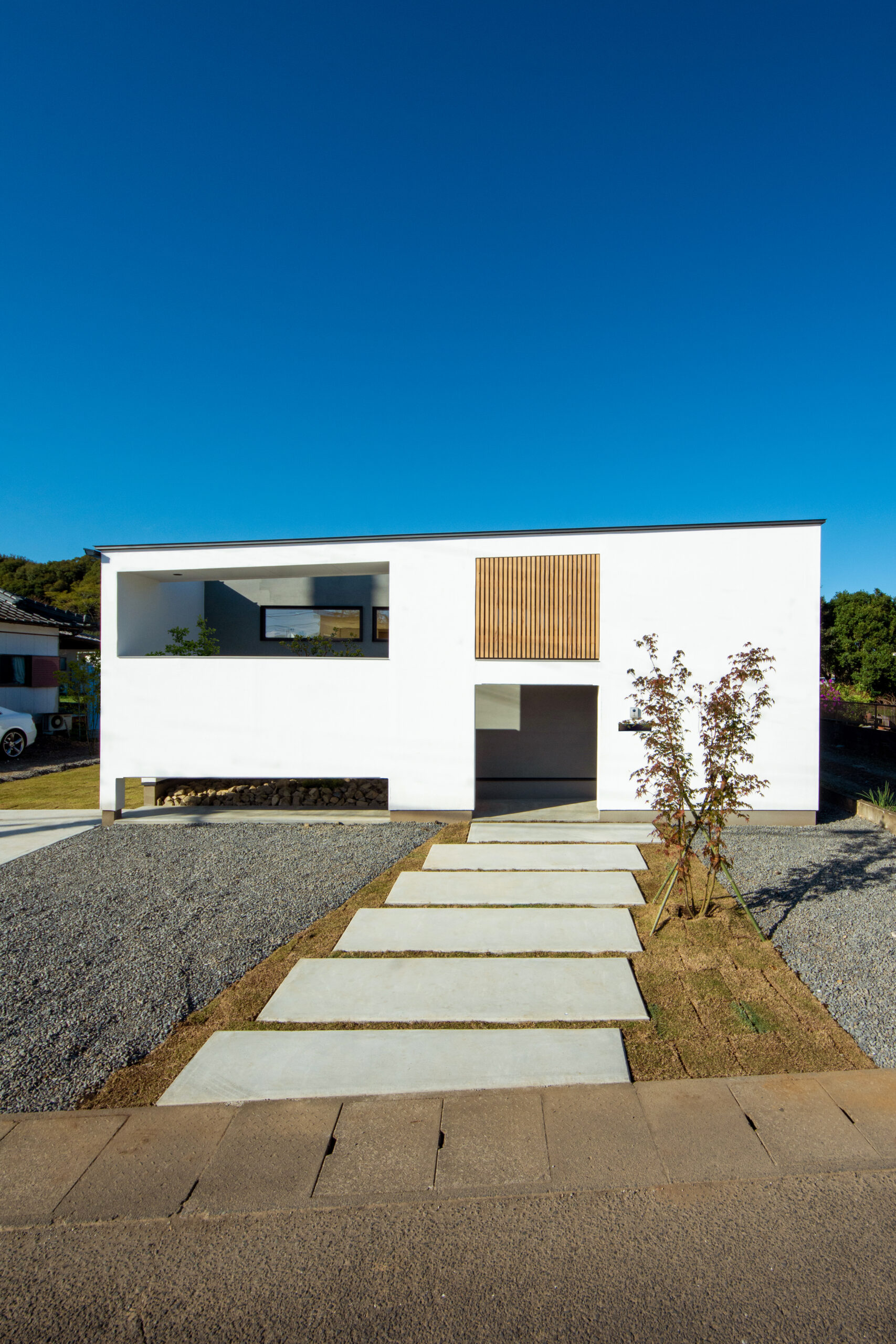 空と緑を切り取る美しい白壁の平屋。光と心地よい余白に包まれて暮らす住まい