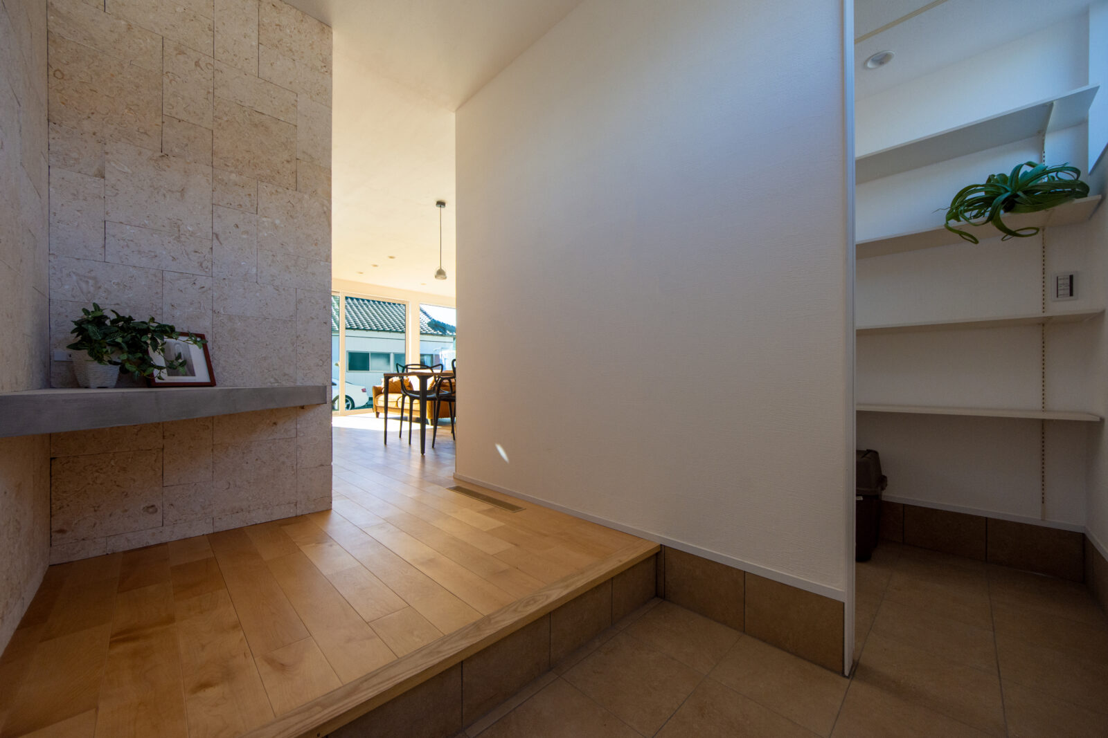 空と緑を切り取る美しい白壁の平屋。光と心地よい余白に包まれて暮らす住まい 写真