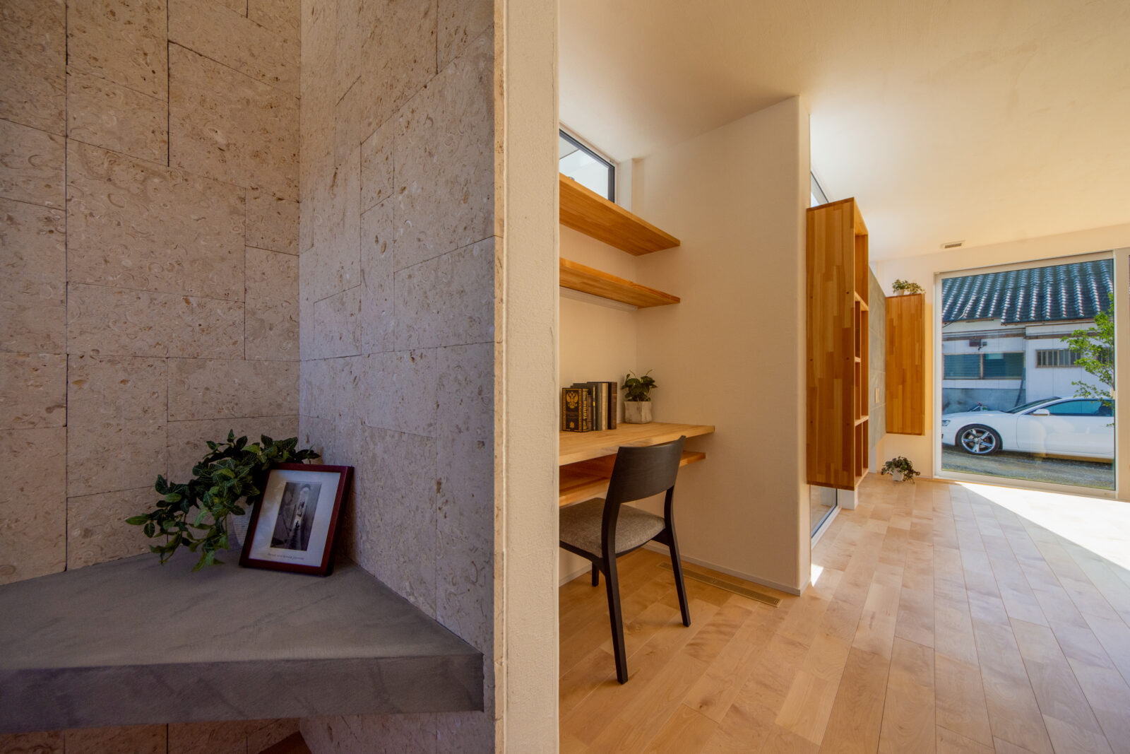 空と緑を切り取る美しい白壁の平屋。光と心地よい余白に包まれて暮らす住まい 写真