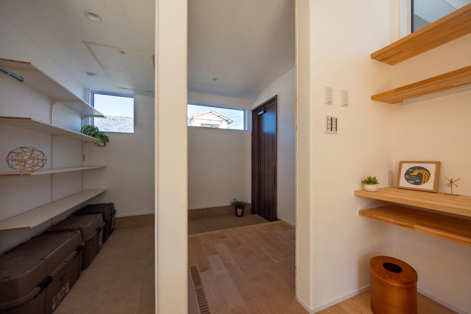 空と緑を切り取る美しい白壁の平屋。光と心地よい余白に包まれて暮らす住まい 写真