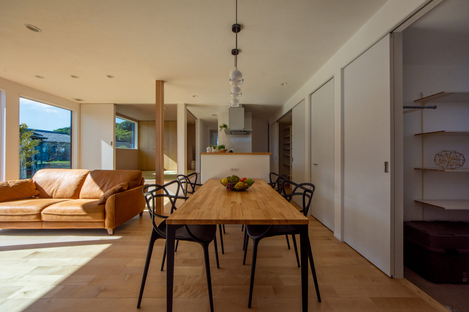 空と緑を切り取る美しい白壁の平屋。光と心地よい余白に包まれて暮らす住まい 写真