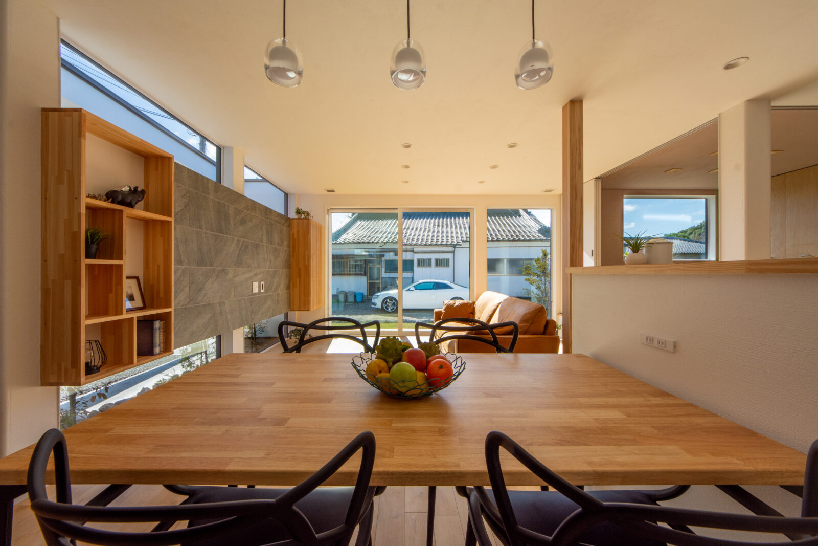 空と緑を切り取る美しい白壁の平屋。光と心地よい余白に包まれて暮らす住まい 写真