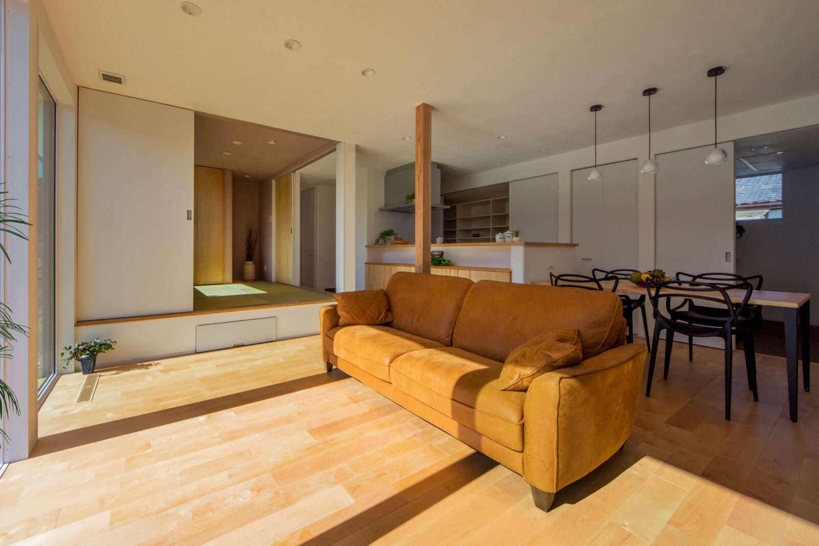 空と緑を切り取る美しい白壁の平屋。光と心地よい余白に包まれて暮らす住まい 写真