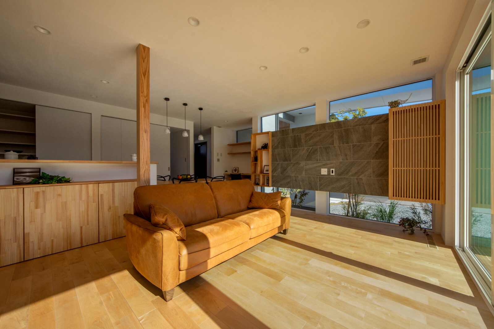 空と緑を切り取る美しい白壁の平屋。光と心地よい余白に包まれて暮らす住まい 写真