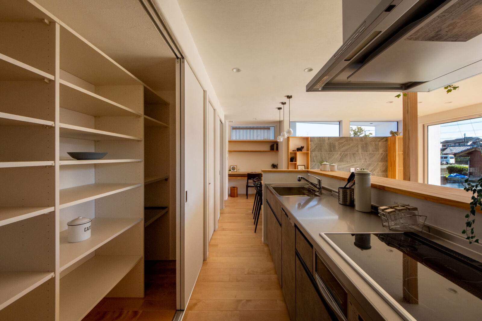 空と緑を切り取る美しい白壁の平屋。光と心地よい余白に包まれて暮らす住まい 写真