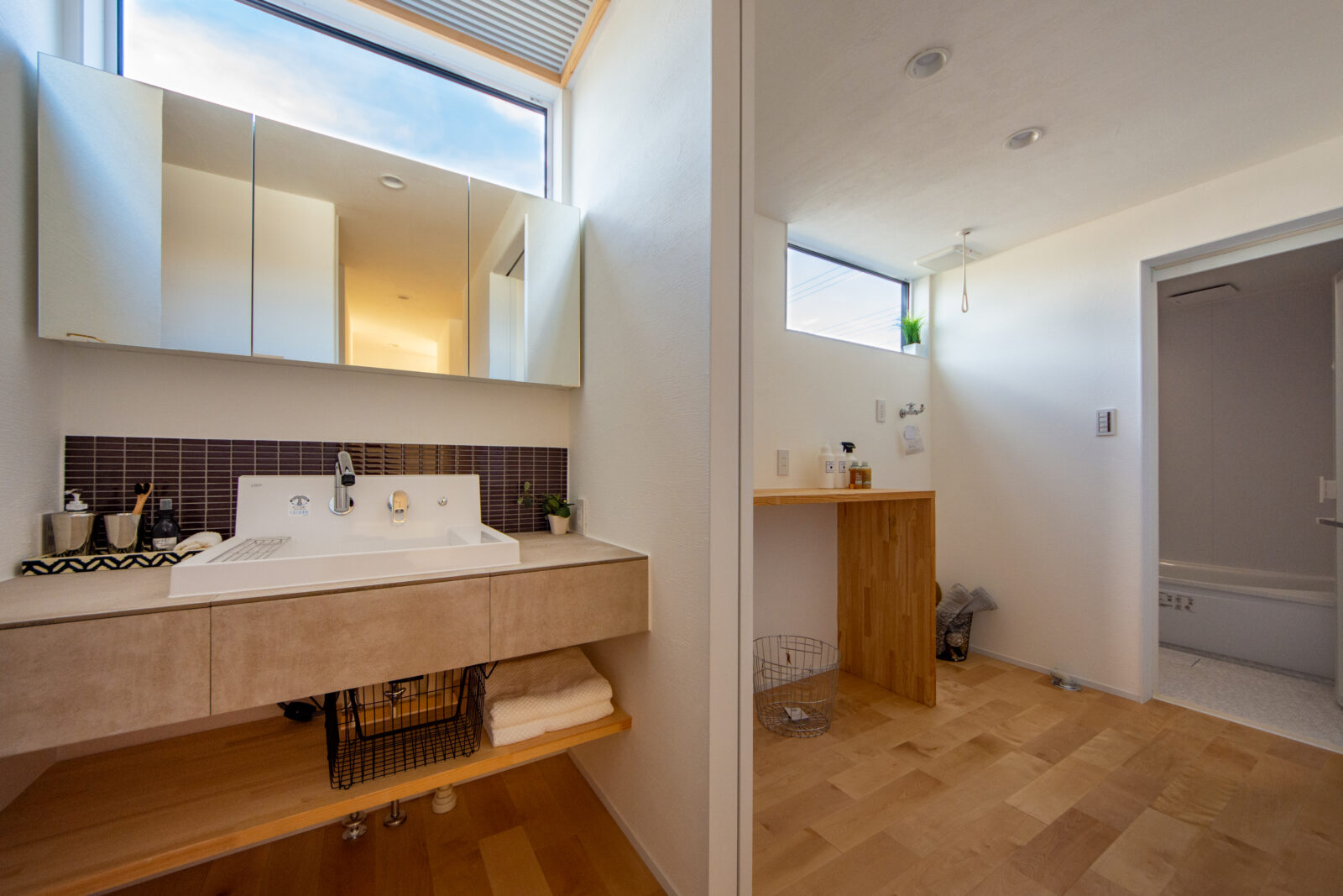 空と緑を切り取る美しい白壁の平屋。光と心地よい余白に包まれて暮らす住まい 写真