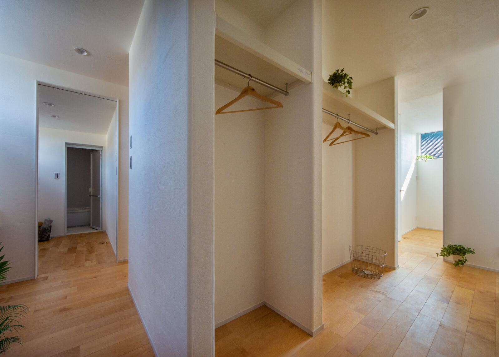 空と緑を切り取る美しい白壁の平屋。光と心地よい余白に包まれて暮らす住まい 写真