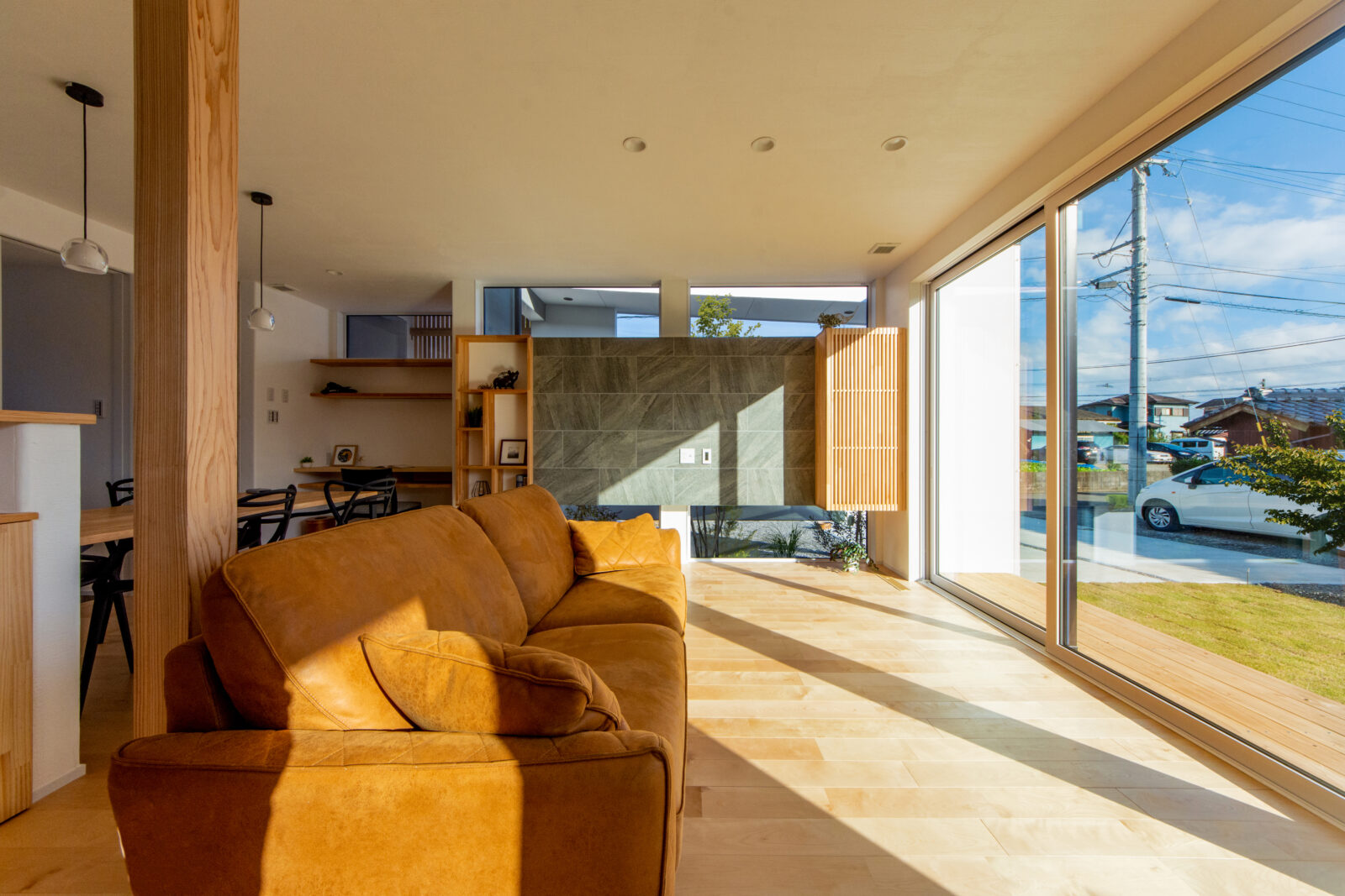 空と緑を切り取る美しい白壁の平屋。光と心地よい余白に包まれて暮らす住まい 写真