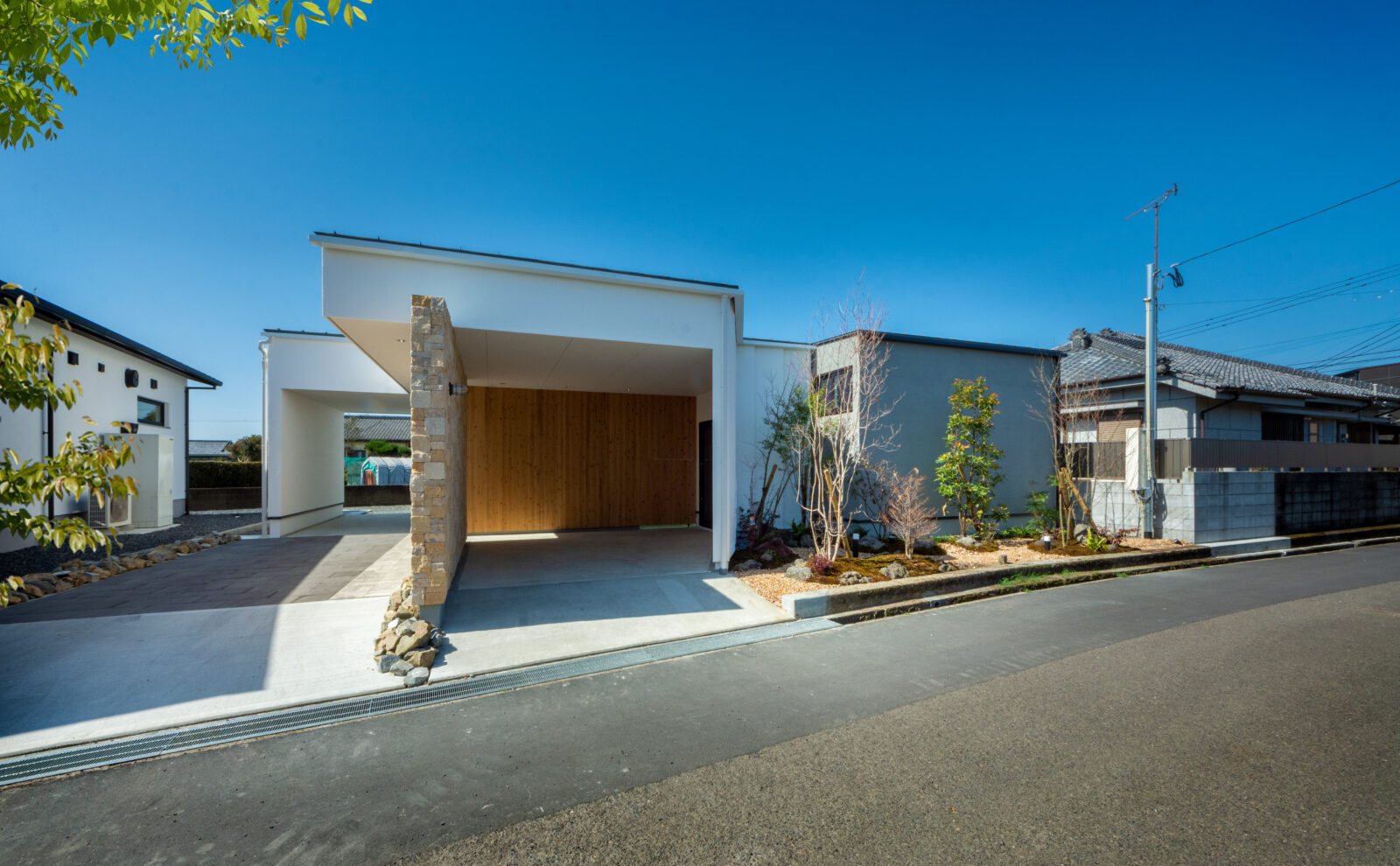 アートと自然が日常に溶け込む、光と影をたのしむ美術館のような住まい 写真