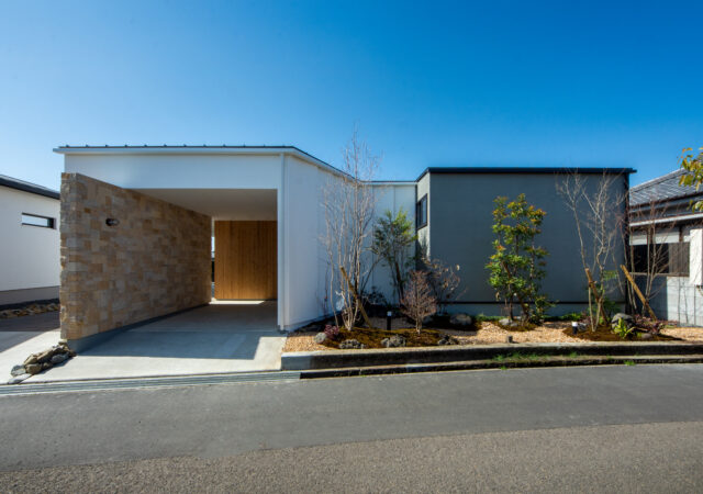 アートと自然が日常に溶け込む、光と影をたのしむ美術館のような住まい