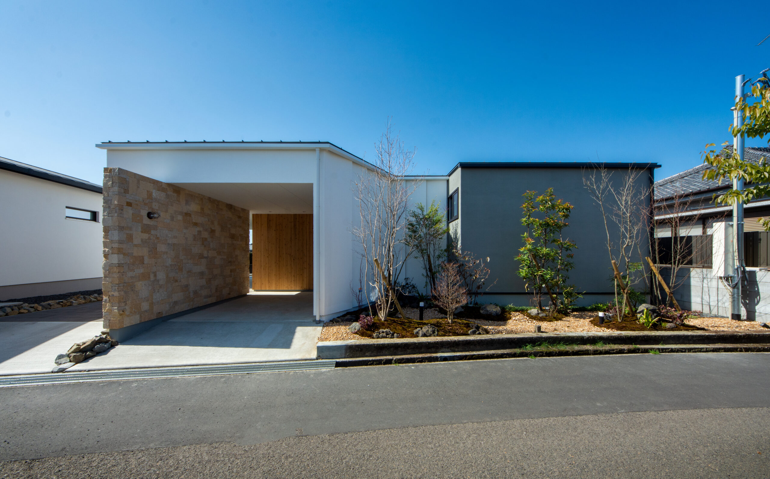 アートと自然が日常に溶け込む、光と影をたのしむ美術館のような住まい