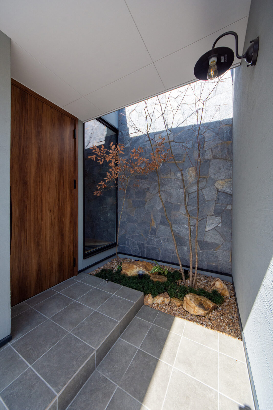 アートと自然が日常に溶け込む、光と影をたのしむ美術館のような住まい 写真