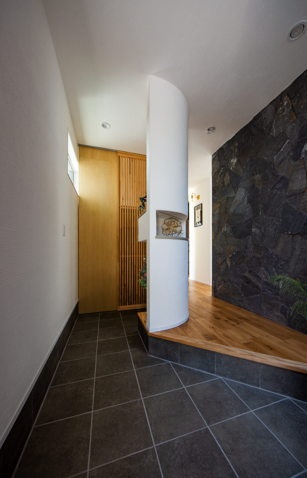 アートと自然が日常に溶け込む、光と影をたのしむ美術館のような住まい 写真