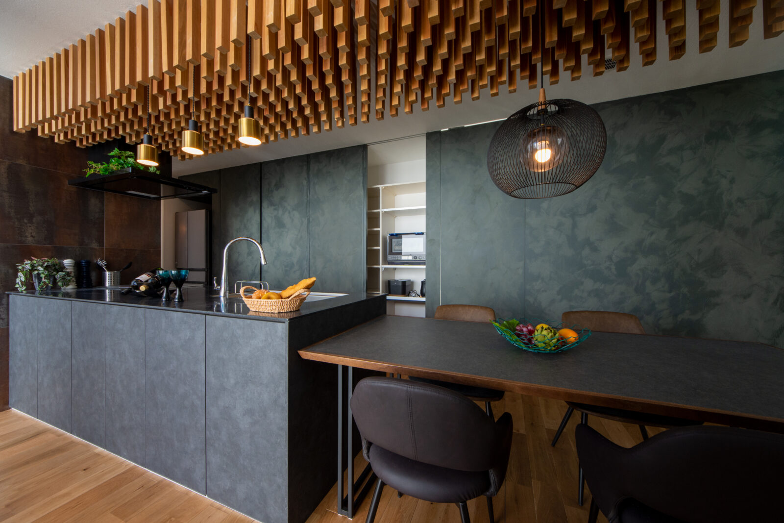 アートと自然が日常に溶け込む、光と影をたのしむ美術館のような住まい 写真