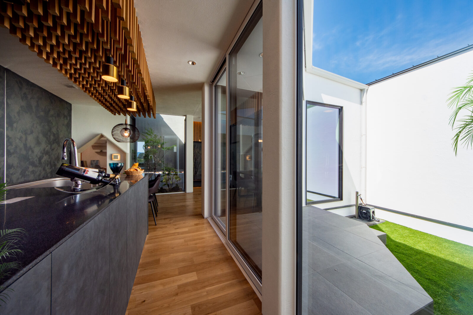 アートと自然が日常に溶け込む、光と影をたのしむ美術館のような住まい 写真