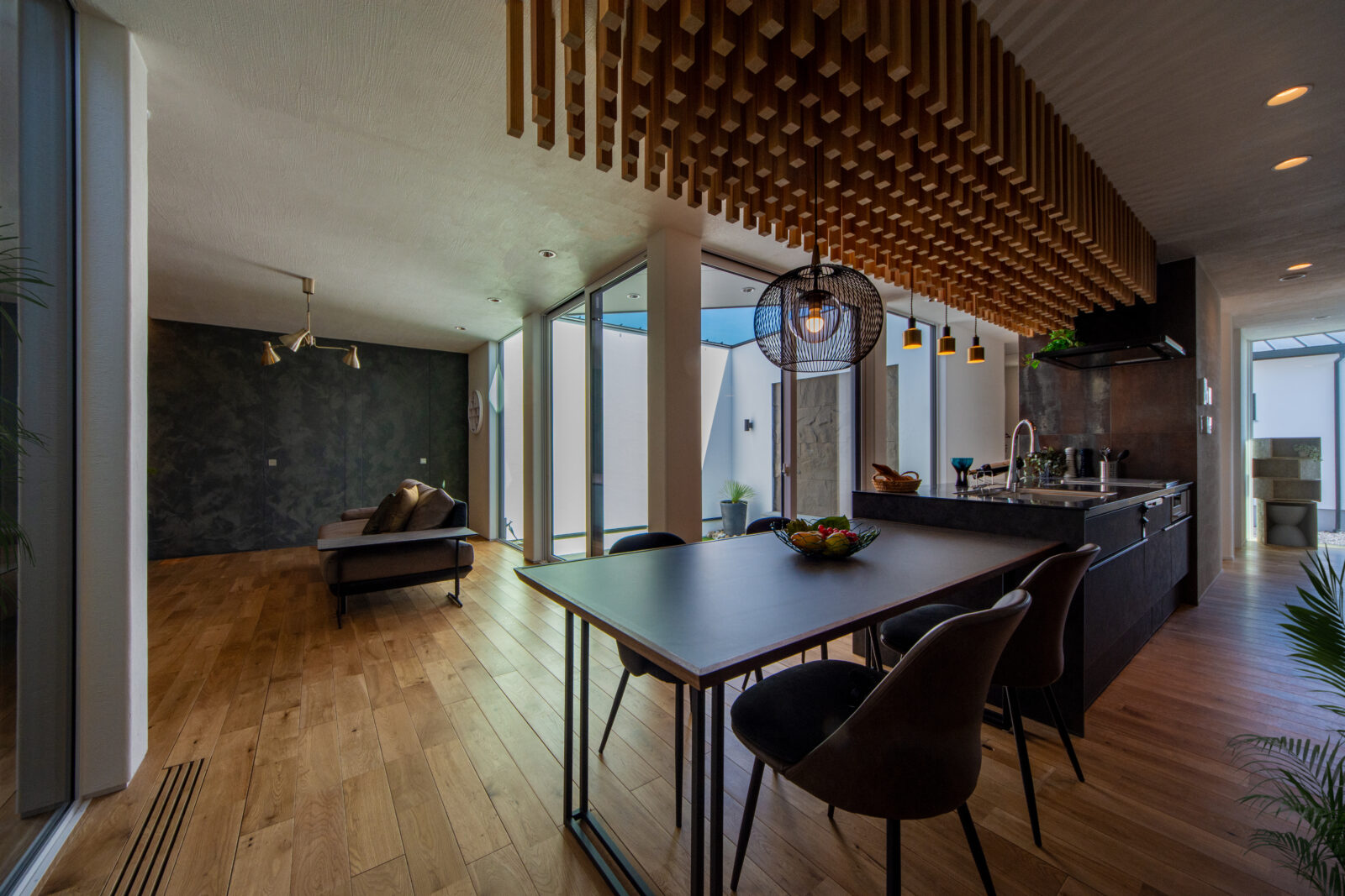 アートと自然が日常に溶け込む、光と影をたのしむ美術館のような住まい 写真