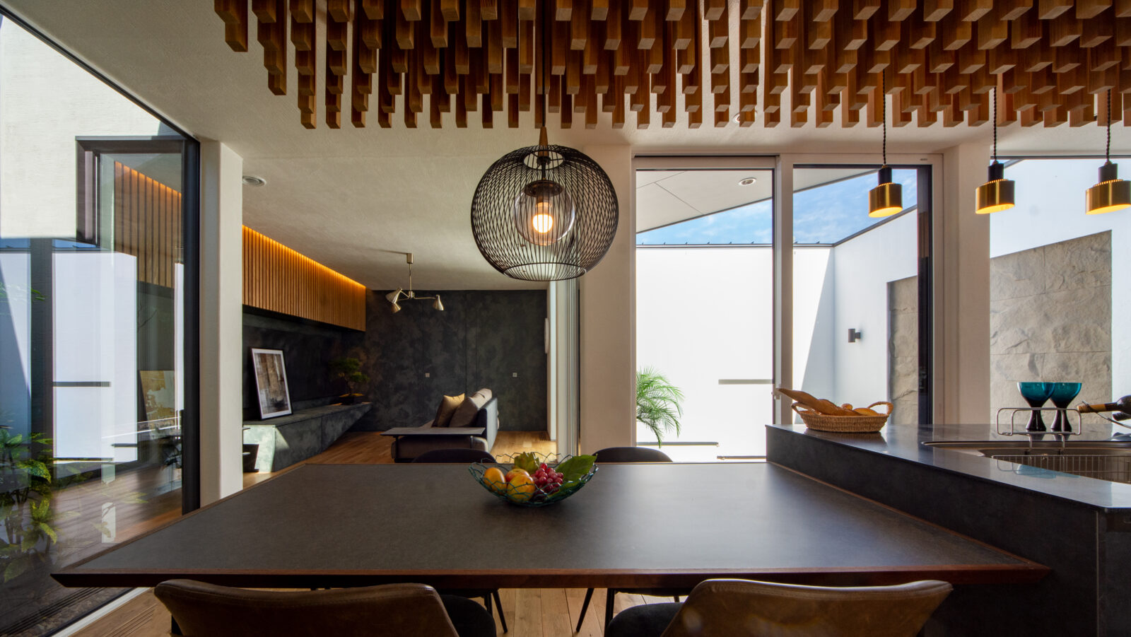 アートと自然が日常に溶け込む、光と影をたのしむ美術館のような住まい 写真