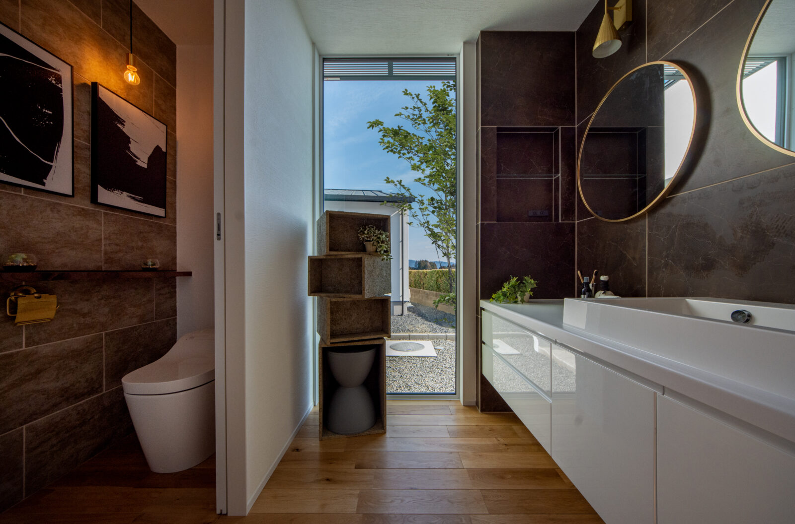 アートと自然が日常に溶け込む、光と影をたのしむ美術館のような住まい 写真