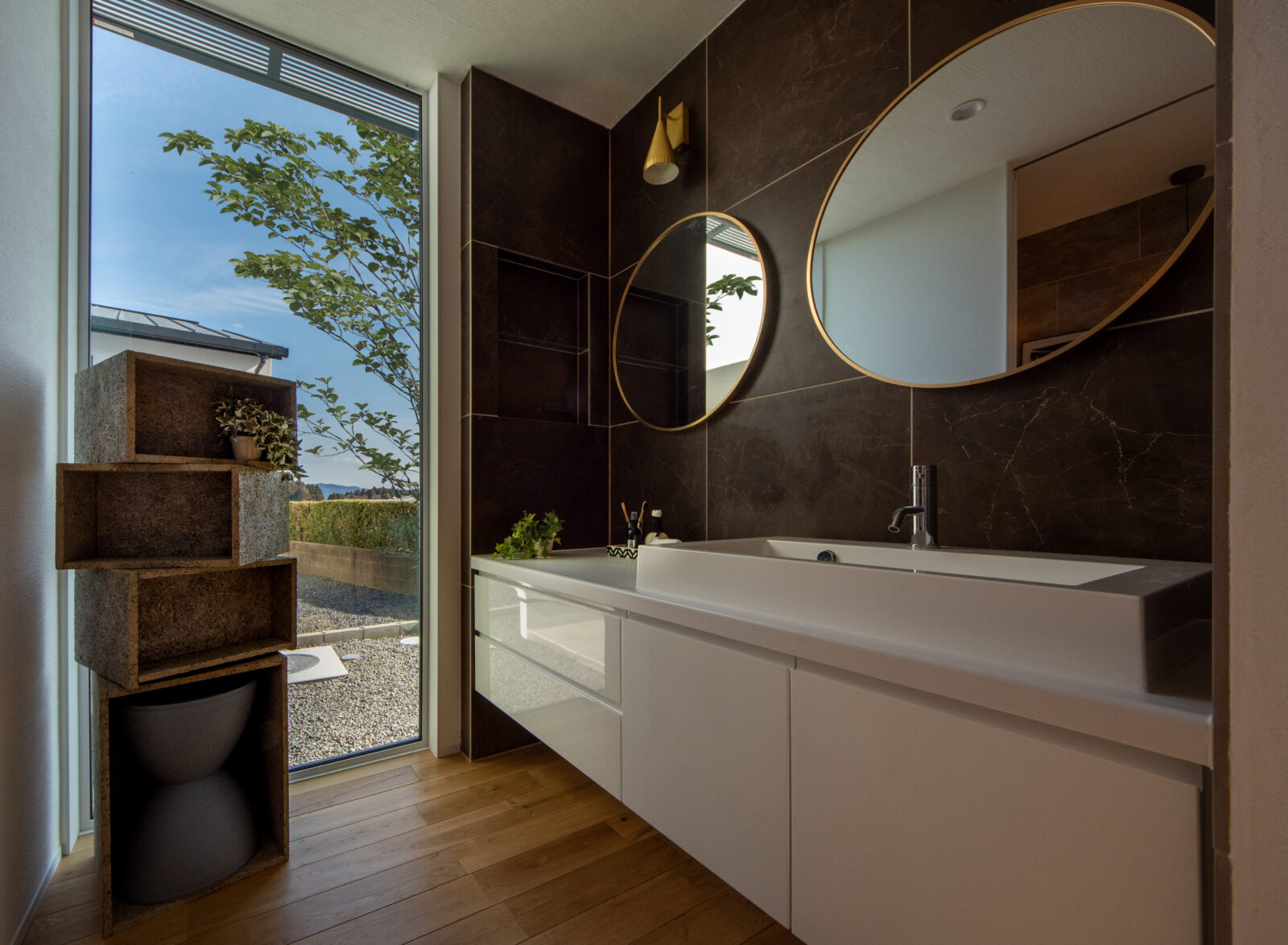 アートと自然が日常に溶け込む、光と影をたのしむ美術館のような住まい 写真