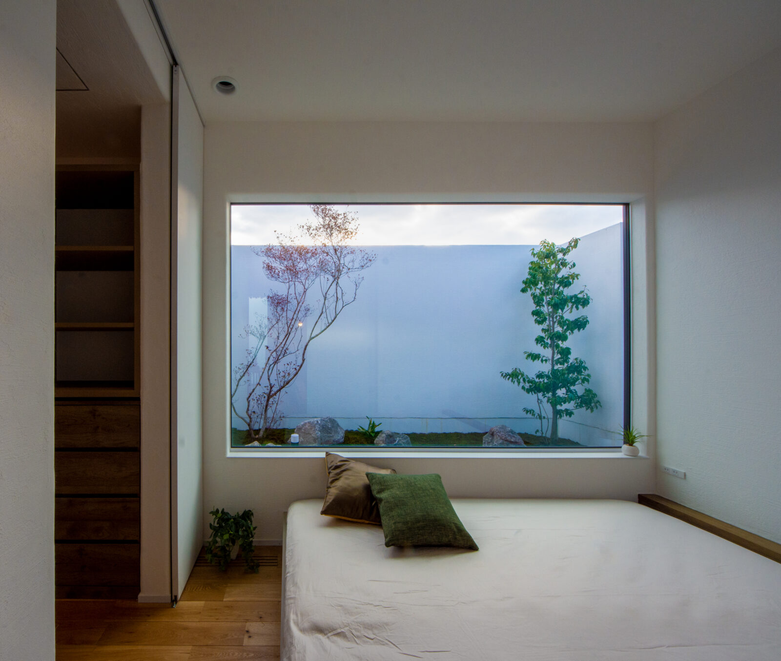 アートと自然が日常に溶け込む、光と影をたのしむ美術館のような住まい 写真