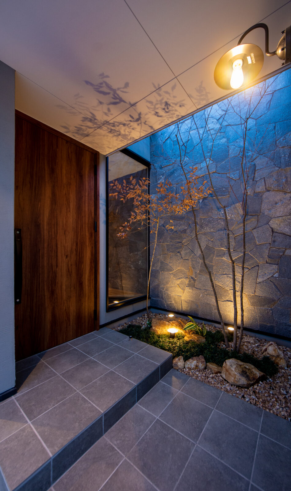 アートと自然が日常に溶け込む、光と影をたのしむ美術館のような住まい 写真