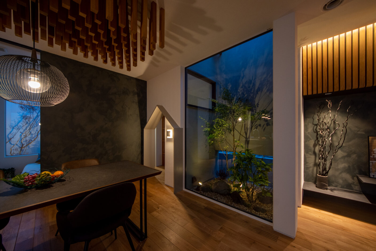 アートと自然が日常に溶け込む、光と影をたのしむ美術館のような住まい 写真