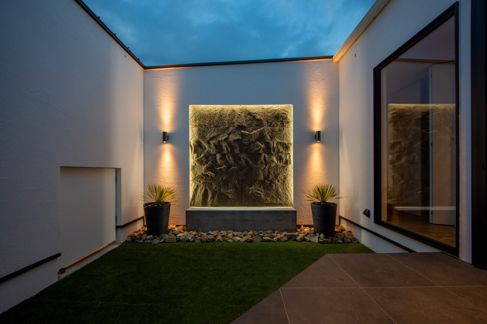 アートと自然が日常に溶け込む、光と影をたのしむ美術館のような住まい 写真