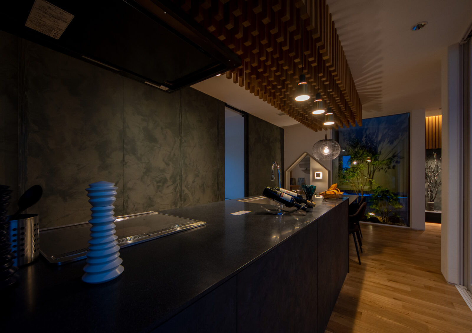 アートと自然が日常に溶け込む、光と影をたのしむ美術館のような住まい 写真