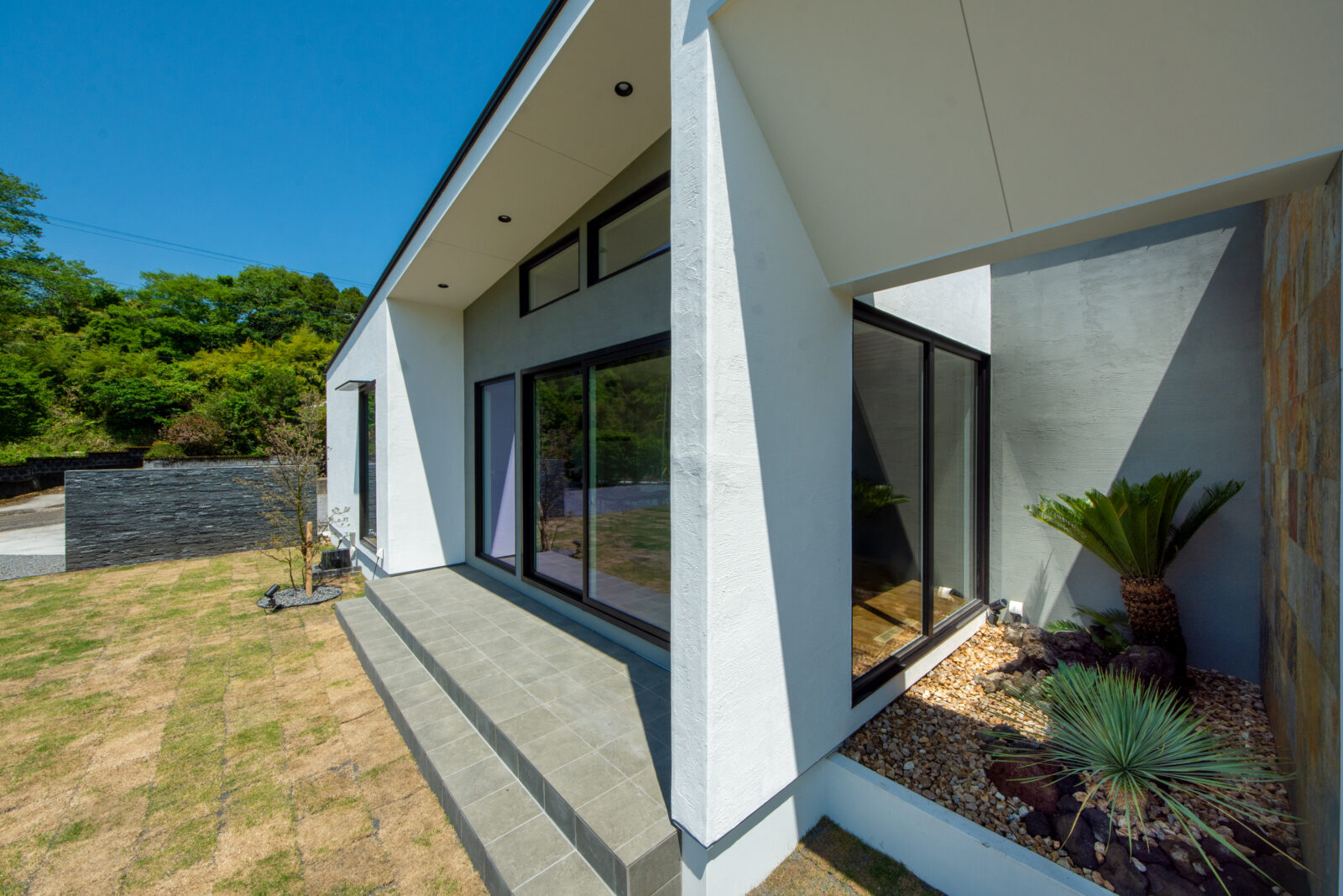 森の静寂に抱かれる、ヴィラのような上質な平屋 写真