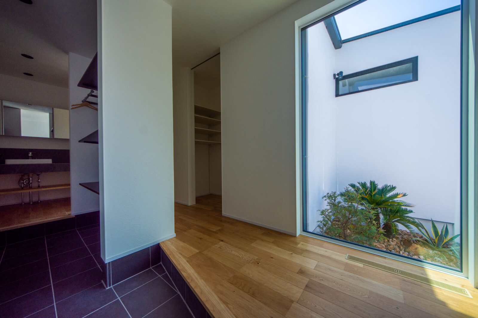 森の静寂に抱かれる、ヴィラのような上質な平屋 写真